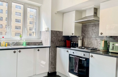 Woodberry Down Casa | Bright 3 Bed flat with Balcony near Finsbury Park