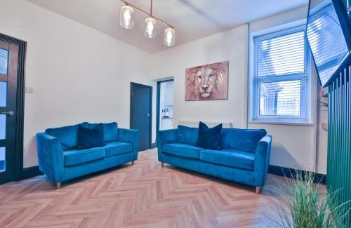 Cwmbrwla Casa | Bright 3-Bed Swansea House + Parking