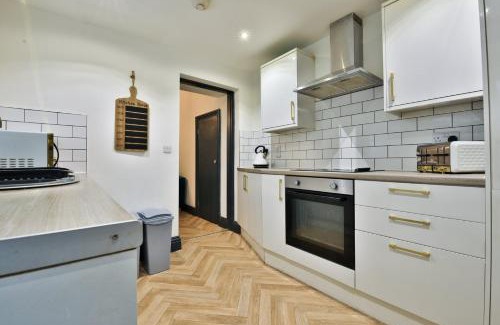 Cwmbrwla Casa | Bright 3-Bed Swansea House + Parking