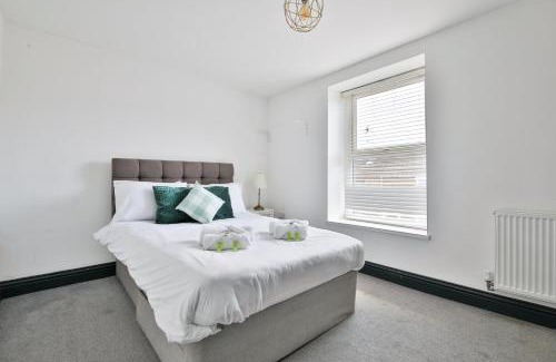 Cwmbrwla Casa | Bright 3-Bed Swansea House + Parking