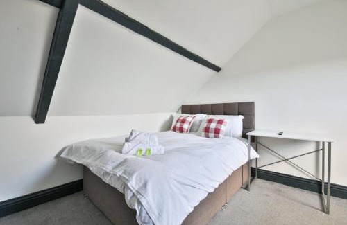 Cwmbrwla Casa | Bright 3-Bed Swansea House + Parking