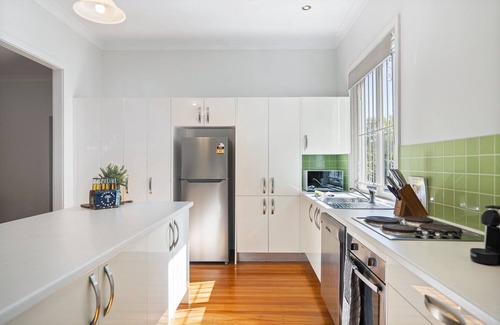 Ashgrove Apartamento | Bright 3-Bed with Garden by Banks Street Reserve
