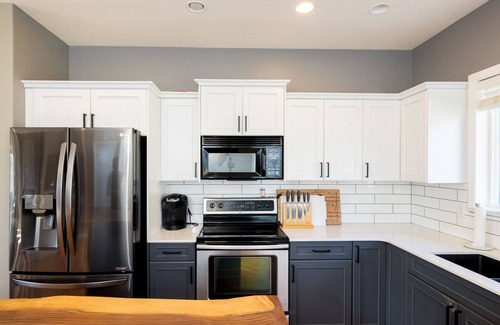 Campbell River Casa | Bright 3 Bedroom Home with Home Theater