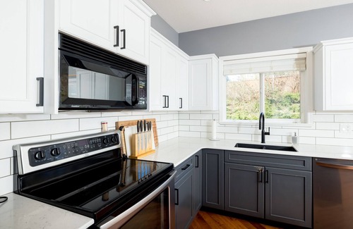 Campbell River Casa | Bright 3 Bedroom Home with Home Theater