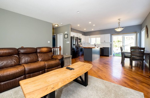 Campbell River Casa | Bright 3 Bedroom Home with Home Theater