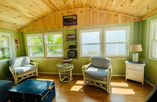 North Hero Cabaña | Bright 3 Bedroom Lake Cottage with dock!