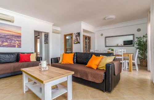 Guia Apartamento | Bright 3-BR in Guia with Shared Pool