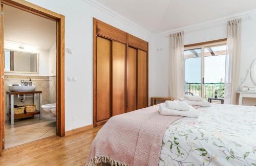 Guia Apartamento | Bright 3-BR in Guia with Shared Pool