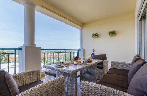 Guia Apartamento | Bright 3-BR in Guia with Shared Pool