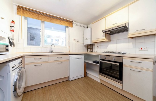 West Hill Apartamento | Bright 3 BR w/free parking, Wimbledon
