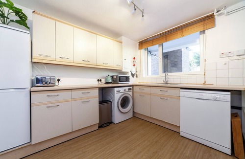 West Hill Apartamento | Bright 3 BR w/free parking, Wimbledon