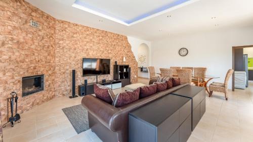 Alcalar Casa | Bright 3BDR House with Pool by Lovelystay