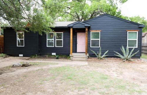 Irving Casa | Bright 3BR with Fire Pit and Near Convention Center