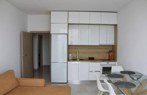 Shkembi i Kavajes Apartamento | Bright 3f Apartment By Adriatic Living