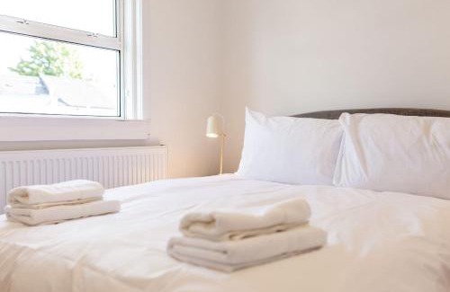 Cheltenham Casa | Bright & Airy 2BD - 10 mins walk to Chelt Centre!
