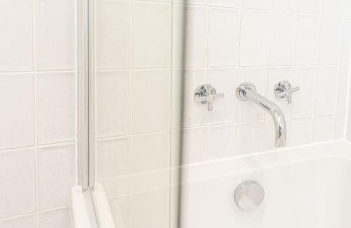 Cheltenham Casa | Bright & Airy 2BD - 10 mins walk to Chelt Centre!