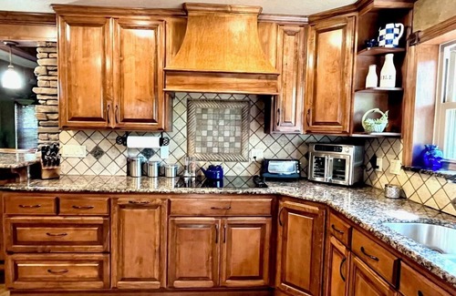 Kingston Casa | Bright & Airy 3 BR with AC, Game Rm, Near Casinos, Lake Texoma Marinas & Trails