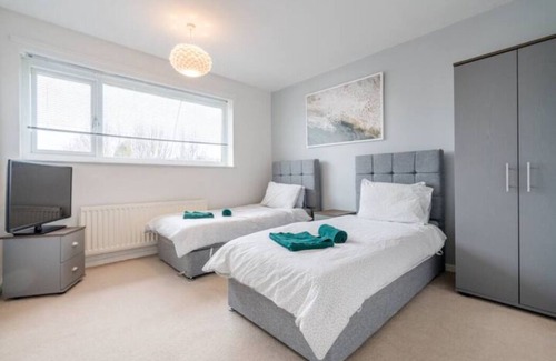 Sheffield Casa | Bright & Airy 3BR Home with Parking