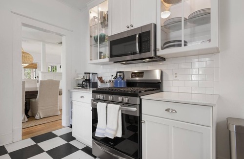 Bayou Oaks Casa | Bright, Airy, Beach Bungalow Near Downtown, St Armands, Longboat! Pet Friendly!