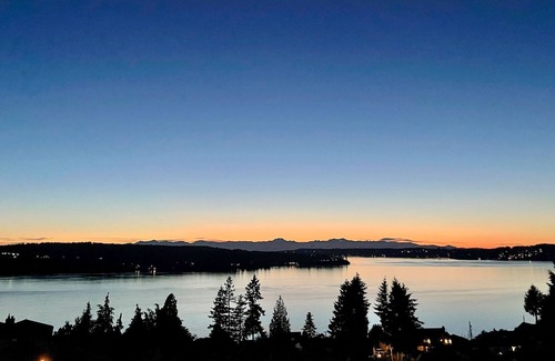 University Place Casa | Bright & Airy Home with Free WiFi, Full Kitchen, & 180-Degree Puget Sound Views