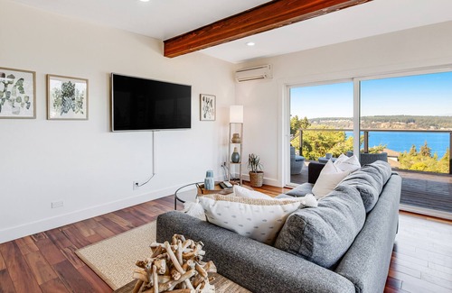 University Place Casa | Bright & Airy Home with Free WiFi, Full Kitchen, & 180-Degree Puget Sound Views