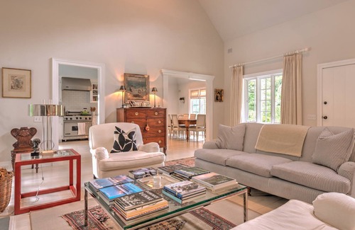 Wainscott Casa | Nuevo listado: casa amplia y luminosa, piscina climatizada, amplio jardín, cerca de la playa, tiendas y restaurantes
