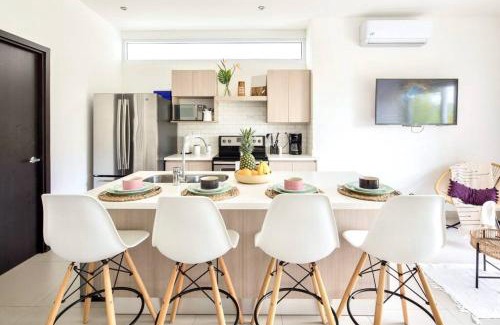 Barrio Ricos y Famosos Apartamento | Bright & Airy new Condo, 5 min walk to Jaco Beach!