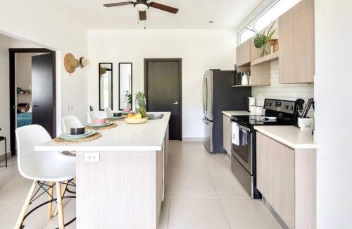 Barrio Ricos y Famosos Apartamento | Bright & Airy new Condo, 5 min walk to Jaco Beach!