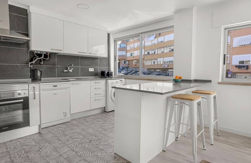 Alges Apartamento | Bright Algés Apartment