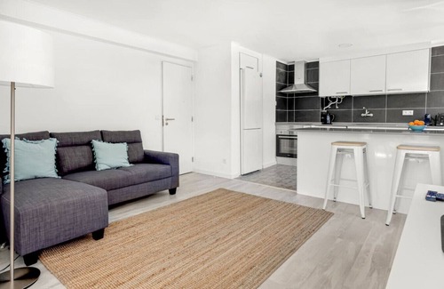 Alges Apartamento | Bright Algés Apartment