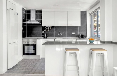 Alges Apartamento | Bright Algés Apartment