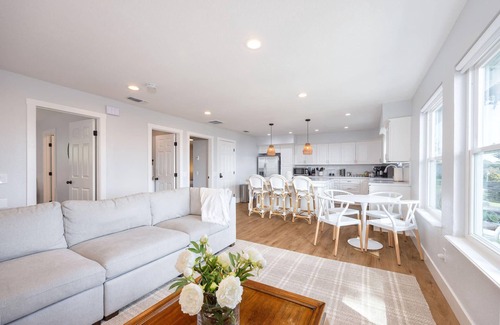 Moss Beach Casa | Bright and airy beach vacation spot- perfect for families and ocean views