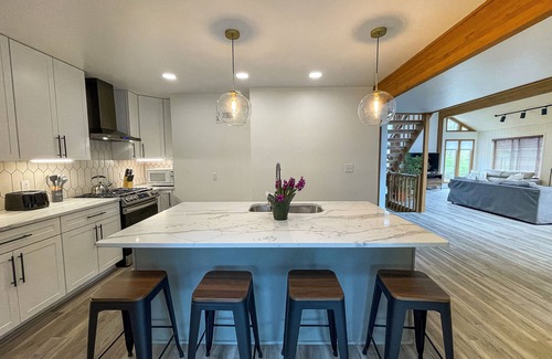 Bushkill Casa | Brillante y hermoso - 8 personas Jacuzzi, chimenea, wifi, cocina completamente equipada