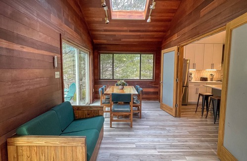Bushkill Casa | Brillante y hermoso - 8 personas Jacuzzi, chimenea, wifi, cocina completamente equipada