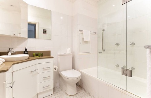 McMahons Point Apartamento | Bright and Breezy Harbour Views at McMahons Point