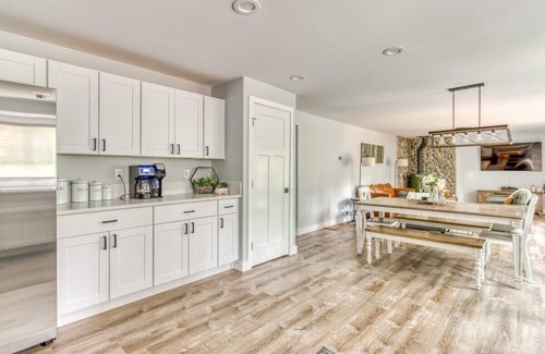 Welches Casa | Bright and Cozy - Pet-friendly w/Hot Tub, Games, Shared Pool