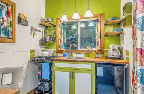 Longview Apartamento | Bright and Colorful Tiny Home for Two - Unique Northwest Vacation Rentals