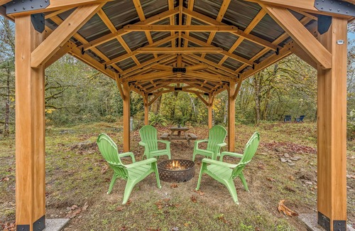 Longview Apartamento | Bright and Colorful Tiny Home for Two - Unique Northwest Vacation Rentals