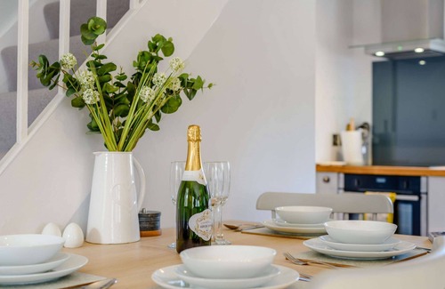 Avening Cabaña | Bright and cosy two bedroom holiday cottage with wood burning stove - Hillcrest Cottage