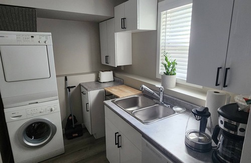 Burnaby Apartamento | Bright and cozy fully furnished studio.