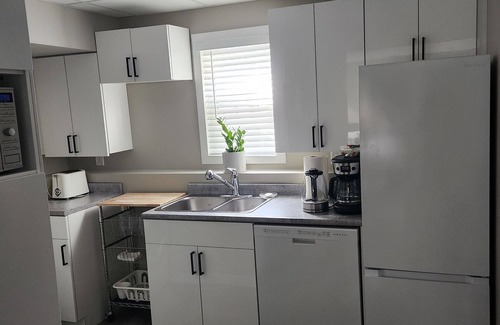 Burnaby Apartamento | Bright and cozy fully furnished studio.