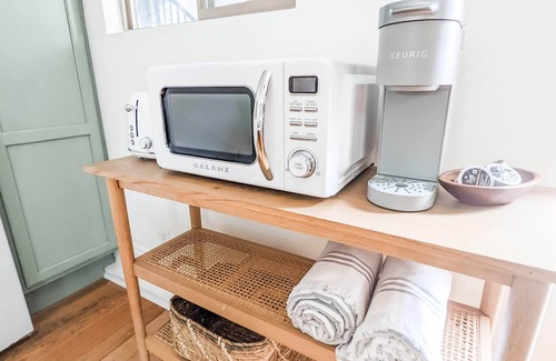 Peninsula Apartamento | Bright and Cozy Modern Studio, Steps from the Beach.