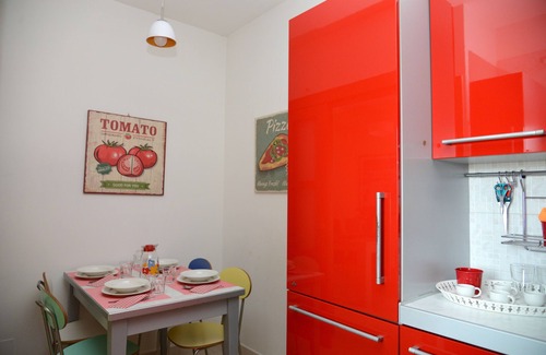 Sammichele di Bari Apartamento | Luminoso y espacioso apartamento de tres habitaciones, dos baños, con vista al verde, terrazas, 8 camas.