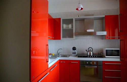 Sammichele di Bari Apartamento | Luminoso y espacioso apartamento de tres habitaciones, dos baños, con vista al verde, terrazas, 8 camas.