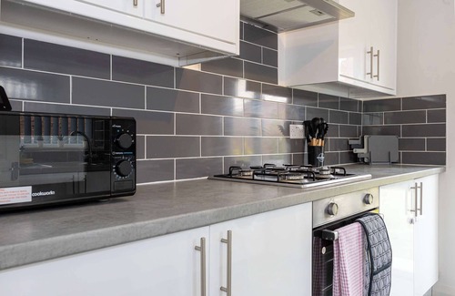 Huyton Apartamento | Modern & Spacious 2 Bed Home w Garden in Liverpool