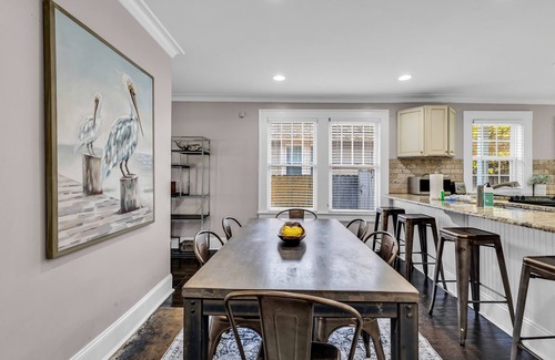 Villa Heights Cabaña | Bright and Modern Close to Everything