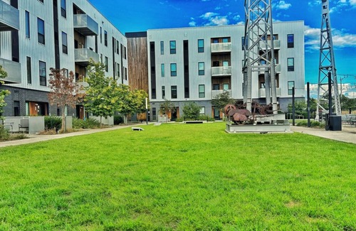 Downtown Des Moines Apartamento | Bright and Modern Oasis – Your Home Away From Home!