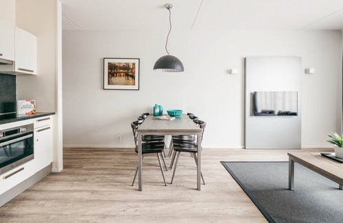 Haarlemmerbuurt Apartamento | Bright and modern two bedroom apartment with canal view.