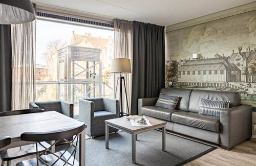 Haarlemmerbuurt Apartamento | Bright and modern two bedroom apartment with canal view.
