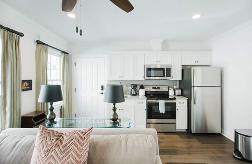 Beach Institute Apartamento | Brillante, de nueva construcción, Carriage House por Lucky Savannah
